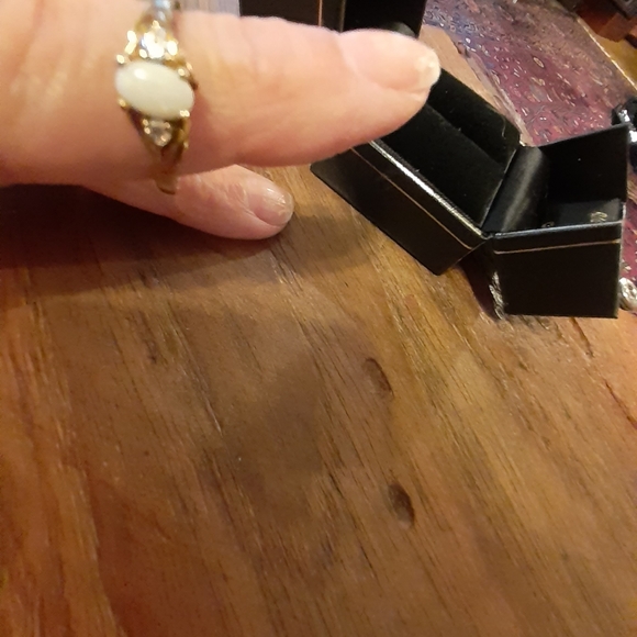 10 K Opal and diamond ring - Picture 7 of 9